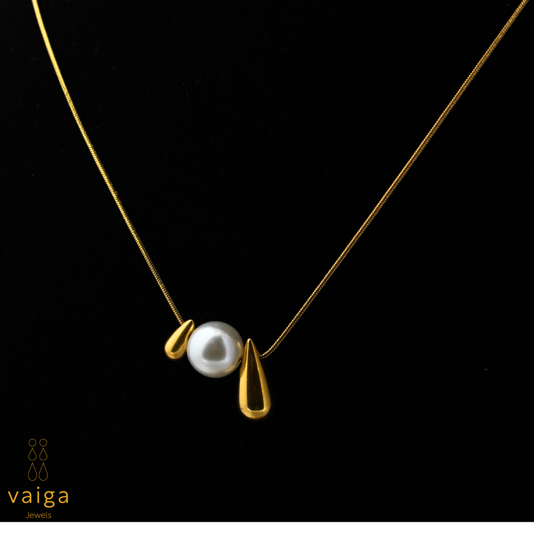 Elegant Pearl Drop Pendant Necklace – Gold-Toned Adjustable Chain