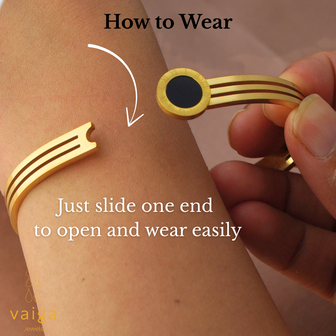 Vaiga Jewels Clover Charm Bracelet – Matte Gold with Black Enamel