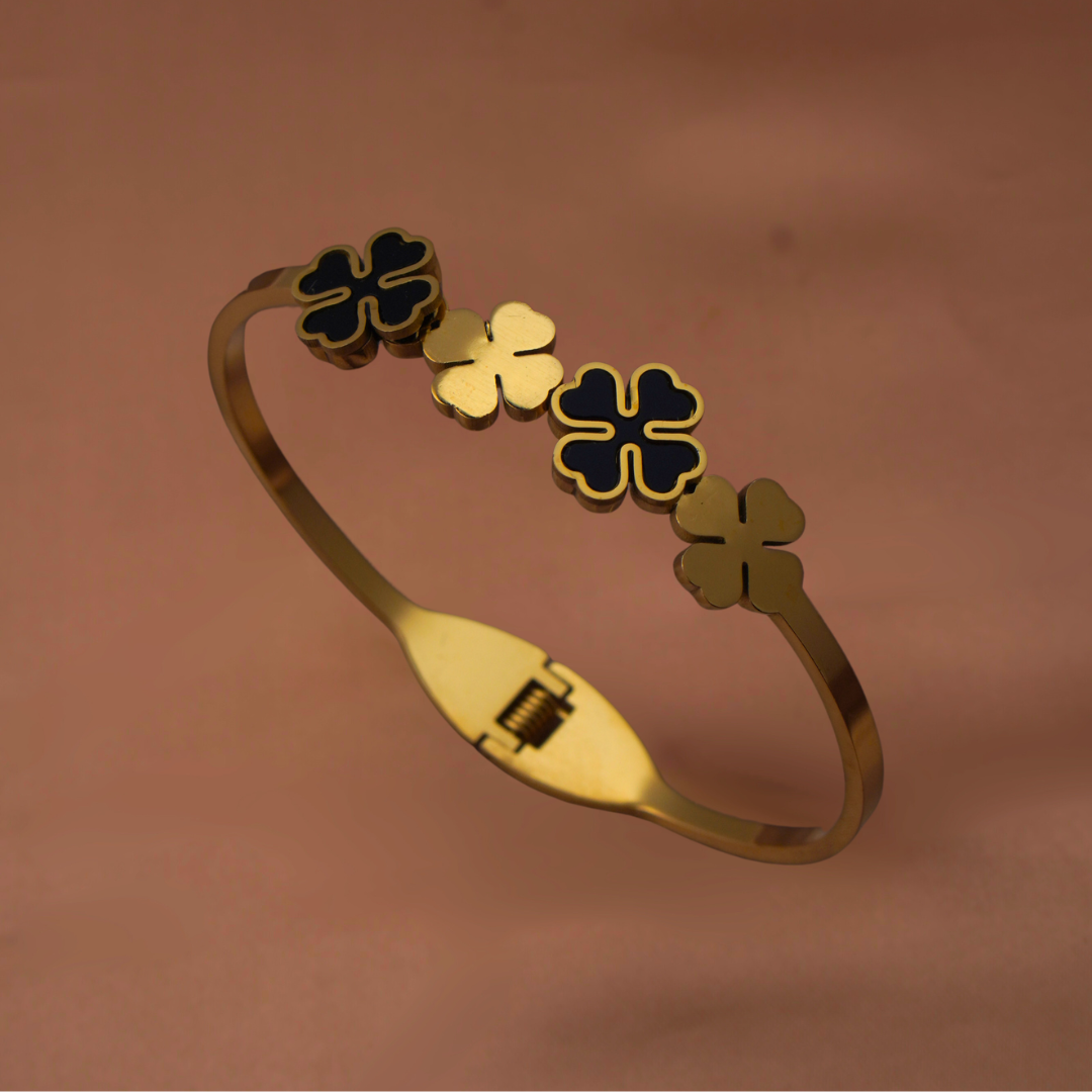 Vaiga Jewels Clover Charm Bracelet – Matte Gold with Black Enamel
