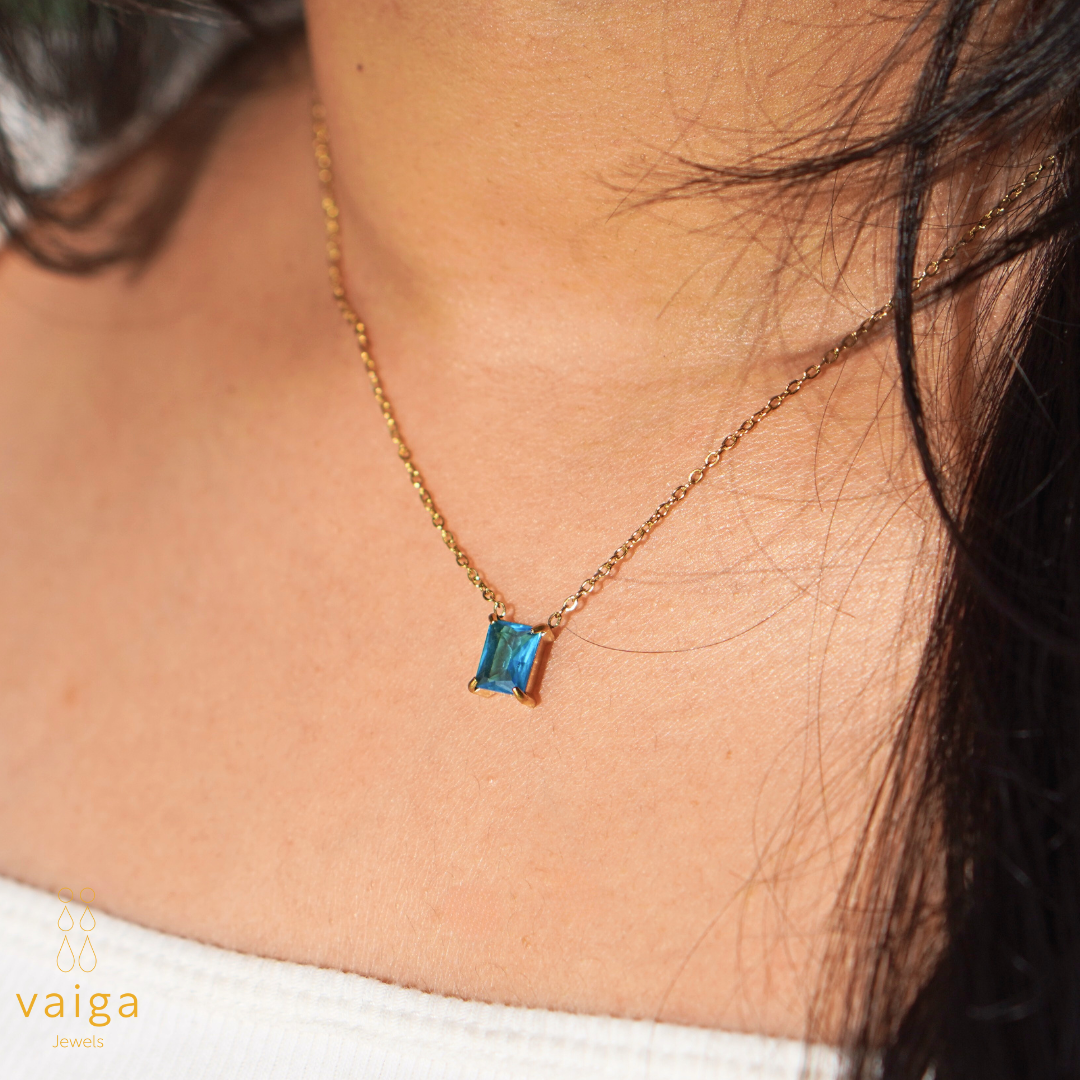 Gold-Plated Blue Crystal Pendant Necklace – Dainty & Elegant