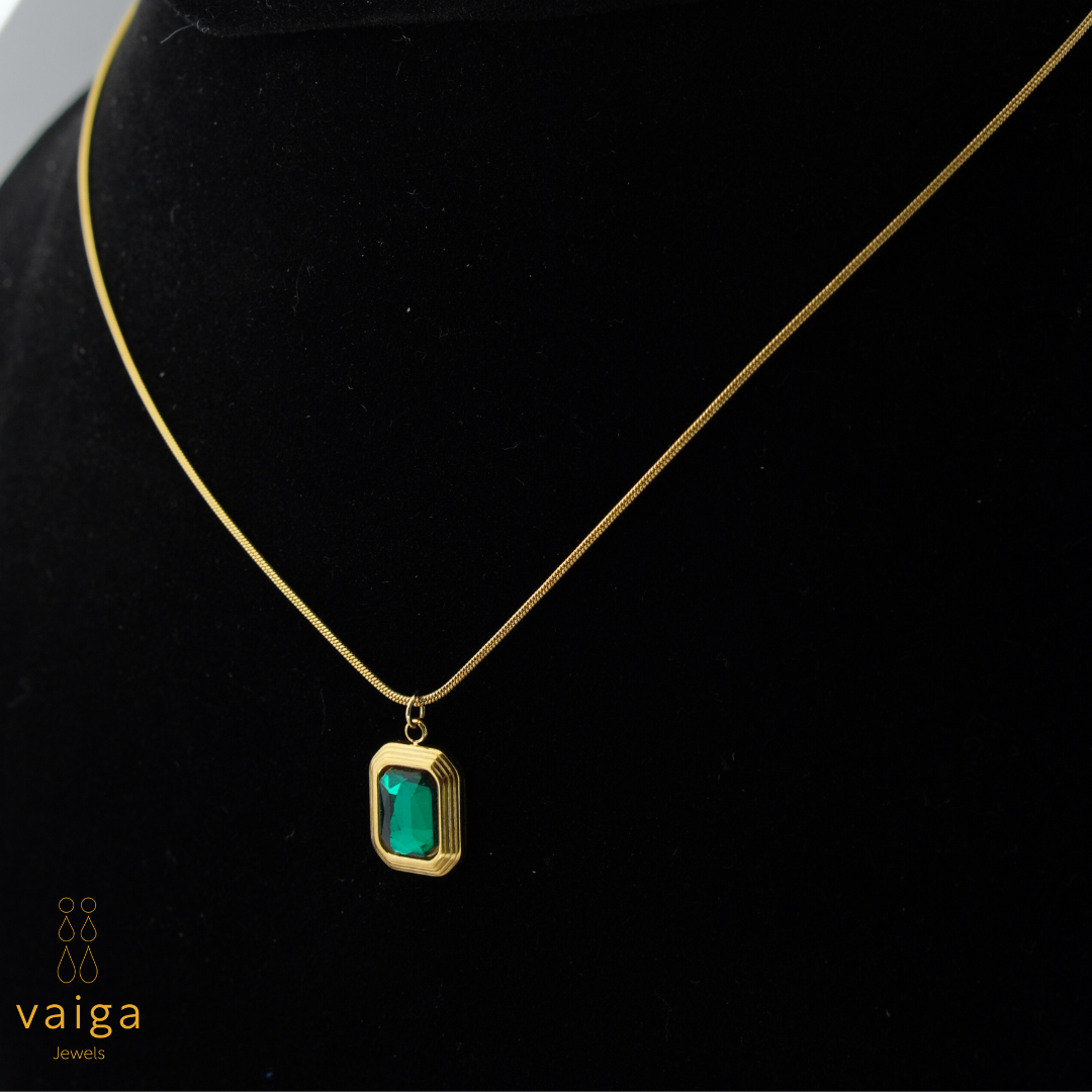 Emerald Green Pendant Necklace – Gold-Plated