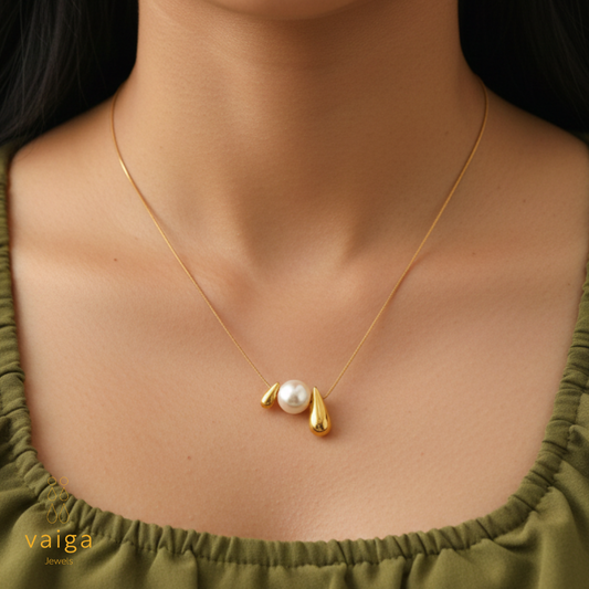 Elegant Pearl Drop Pendant Necklace – Gold-Toned Adjustable Chain