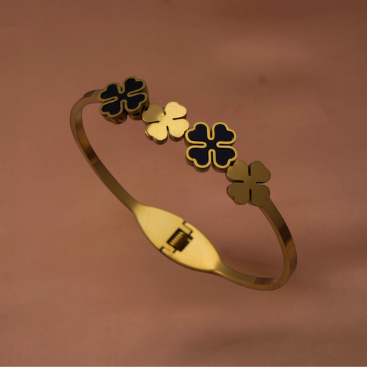 Vaiga Jewels Clover Charm Bracelet – Matte Gold with Black Enamel